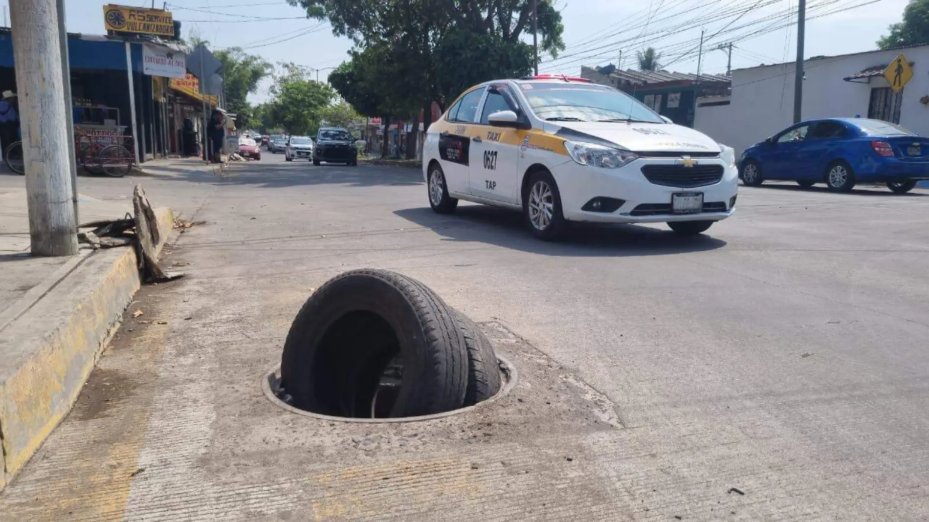 coladera tapada con llantas